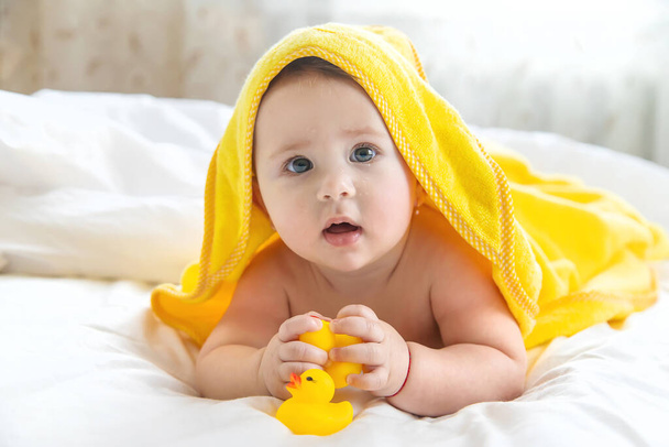 Ребенок после купания в полотенце. Выборочный фокус. Ребёнок. - Фото, изображение