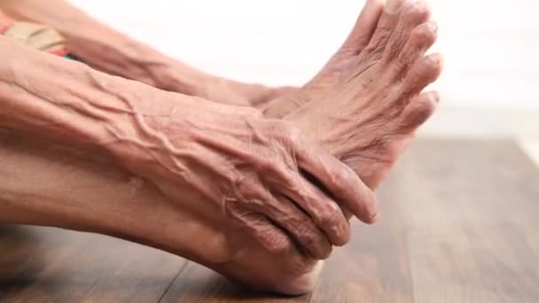 Primer plano en los pies de las mujeres mayores y masaje de manos en el lugar de lesión. - Metraje, vídeo