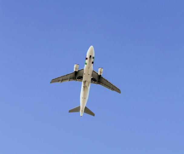 Белый самолет летит с ясным небом в Испании - Фото, изображение