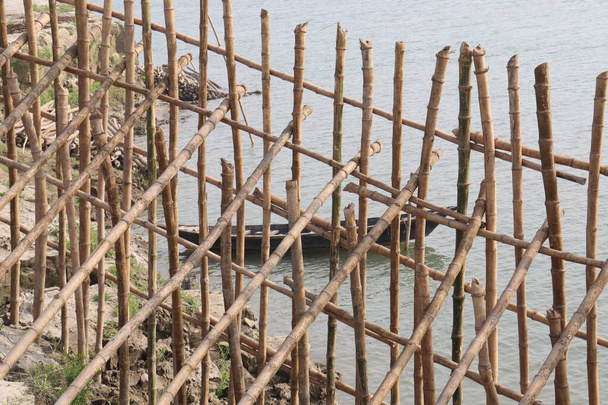 valla de bambú y pared para la seguridad de la arena de playa - Foto, imagen