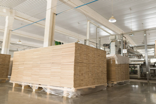 Крупный план сложенных декоративных деревянных блоков на складе - Фото, изображение