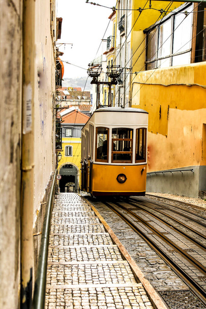 Lift da Bica in de winter in Lissabon, Portugal - Foto, afbeelding