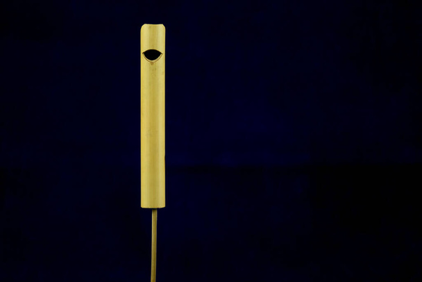 Famadár hívás síp elszigetelt kék alapon - Fotó, kép