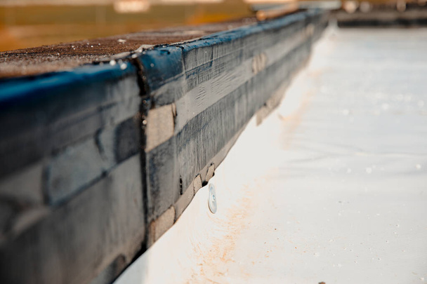 Bitumenová parní bariéra namontovaná na půdě, nosná vrstva pro syntetickou PVC membránu - Fotografie, Obrázek