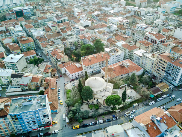 Photographie aérienne de la capitale de la province d'Aydin - ville d'Aydin depuis le point culminant de la mouche du drone par temps ensoleillé en Turquie. Incroyable vue aérienne du paysage urbain depuis les oiseaux volent altitude sur le beau centre-ville et les parcs. - Photo, image