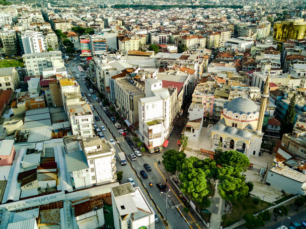 Fotografia aérea da capital da província de Aydin - cidade de Aydin de alto ponto de mosca de zangão em dia ensolarado na Turquia. Vista aérea surpreendente da paisagem urbana das aves voam a altitude no belo centro da cidade e parques. - Foto, Imagem