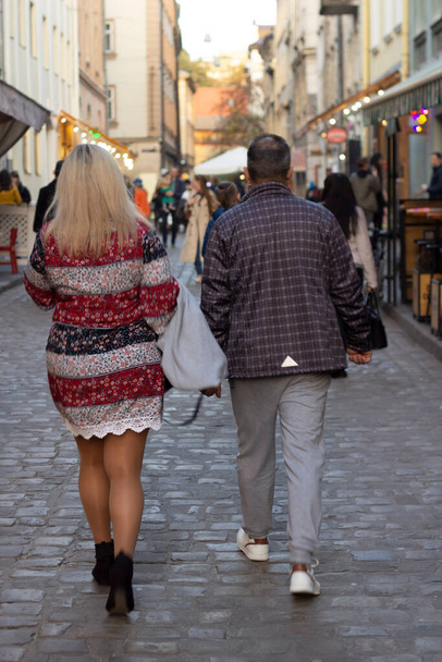 Hombre y mujer caminando por las calles de la ciudad vieja - Foto, imagen