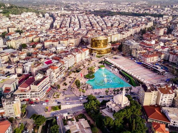 Fotografia aérea da capital da província de Aydin - cidade de Aydin de alto ponto de mosca de zangão em dia ensolarado na Turquia. Vista aérea surpreendente da paisagem urbana das aves voam a altitude no belo centro da cidade e parques. - Foto, Imagem