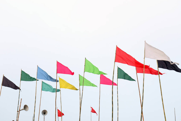 useita värillinen lippu ilmassa bambu - Valokuva, kuva