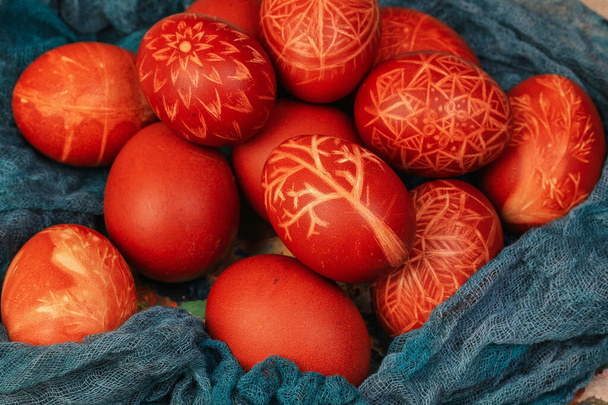 Ukrayna süslemeleri ile boyanmış Paskalya yumurtaları - Fotoğraf, Görsel