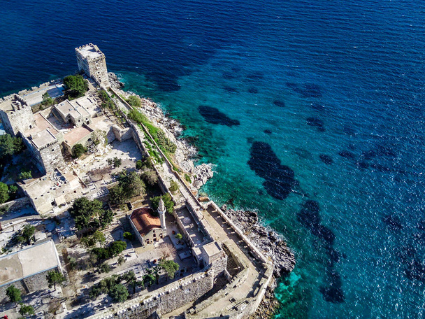 Erstaunlicher Rundblick von der Drohne auf den Hafen von Bodrum und die antike Burg Kalesi - Foto, Bild