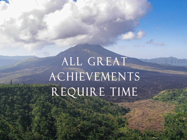 Citazione motivazionale sull'immagine sfocata di Mountain Batur Kintamani Bali Indonesia - Tutti i grandi successi richiedono tempo - Foto, immagini