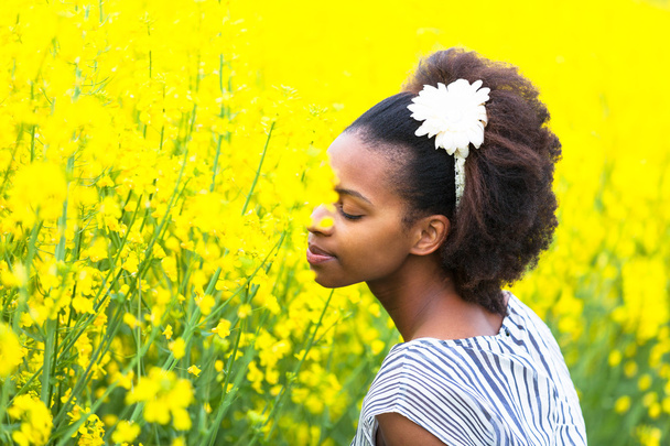 Outdoor portrait of a young beautiful african american woman in  - Foto, Imagem
