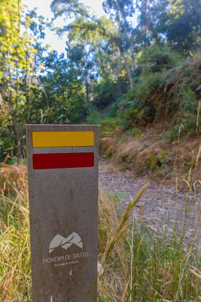 Rote und gelbe Markierungen für die Wegführung in Mondim de Basto, Vila Real - Foto, Bild