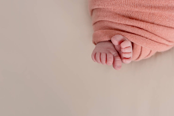 νεογέννητα πόδια μωρού. Ουδέτερο χρώμα. τρυφερότητα. Αντιγραφή χώρου - Φωτογραφία, εικόνα