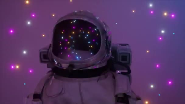 Astronauta otoczony migającymi neonami. Koncepcja muzyki i klubu nocnego. Animacja 3D płynnej pętli - Materiał filmowy, wideo