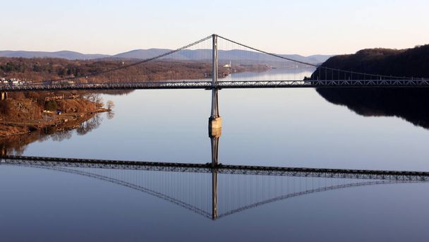 FDR Pont Mid-Hudson, pont suspendu traversant l'Hudson entre Poughkeepsie et Highland, ouvert en 1930, détails, tour Est, au coucher du soleil, Poughkeepsie, NY, États-Unis - 20 mars 2021 - Photo, image