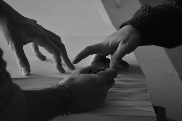 Fekete-fehér fotó a kezekről. Építészhallgatók. - Fotó, kép