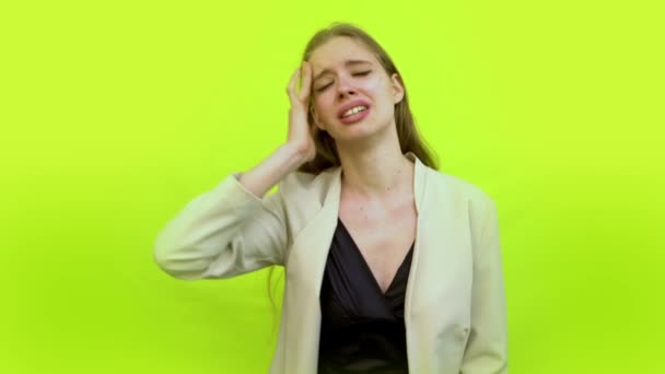 Nainen, jolla on päänsärky itku avaruudessa studio - Materiaali, video