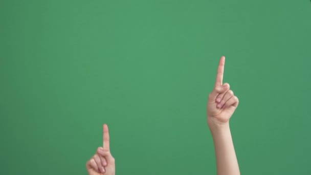 Дитячі руки піднімаються і пальці вказують на порожній фон з зеленим екраном. Спілкування без розмов, концепція жестів
 - Кадри, відео