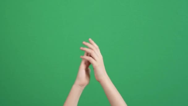 Applaus. Kind klatscht in die Hände, applaudiert auf grünem Chrom-Hintergrund. 4k-Video - Filmmaterial, Video