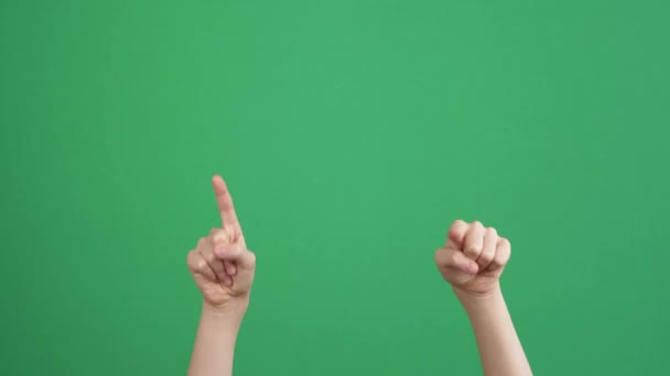 Kid ręka wskazując na kogoś, w górę i pokazać gestykulując dwie ręce kciuki w górę na zielonym tle ekranu - Materiał filmowy, wideo