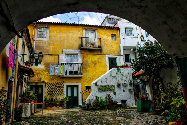 Παλιά σπίτια του Patio do Carrasco στη Λισαβόνα, Πορτογαλία - Φωτογραφία, εικόνα