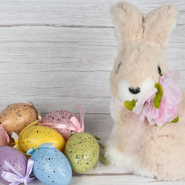 Huevos coloridos alrededor del conejo Feliz Pascua. Temporada de primavera. Feliz Pascua banner luz fondo. - Foto, Imagen