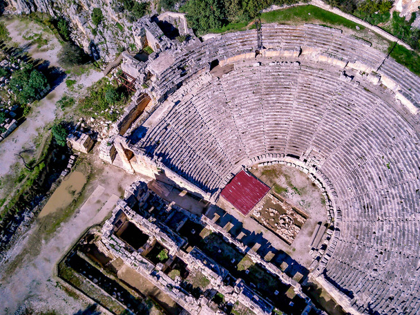 Vysokoúhlé drone letecký pohled na starověké řecké skály řez lykian říše amfiteátr a hrobky v Myra (Demre, Turecko) - Fotografie, Obrázek