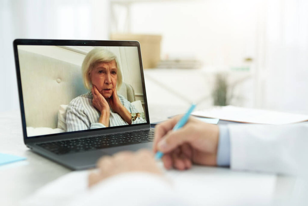 医者とビデオ通話で話す病気の老女 - 写真・画像