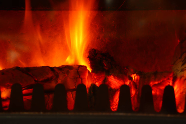 Flammender Kamin an einem kalten Abend - Foto, Bild