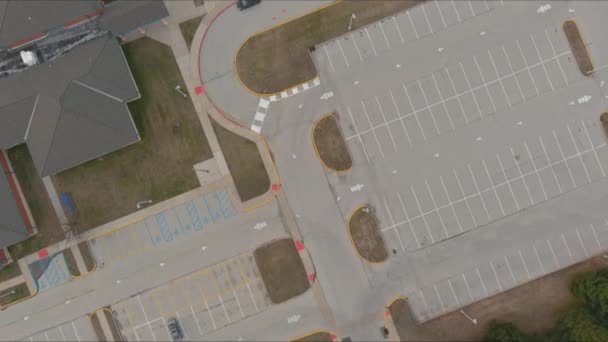 Widok z lotu ptaka żółte autobusy szkolne zaparkowane w pobliżu liceum - Materiał filmowy, wideo