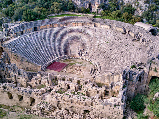Высокоугловой беспилотник с видом на древнюю греческую скалу вырезал ликийскую империю амфитеатр и гробницы в Майре (Демре, Турция)) - Фото, изображение
