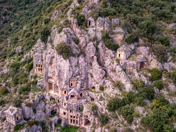 Υψηλού γωνιακού κηφήνα εναέρια άποψη αρχαίων ελληνικών πετρωμάτων τάφων λαξευμένων σε απόκρημνες πλαγιές στα Μύρα (Demre, Τουρκία)) - Φωτογραφία, εικόνα