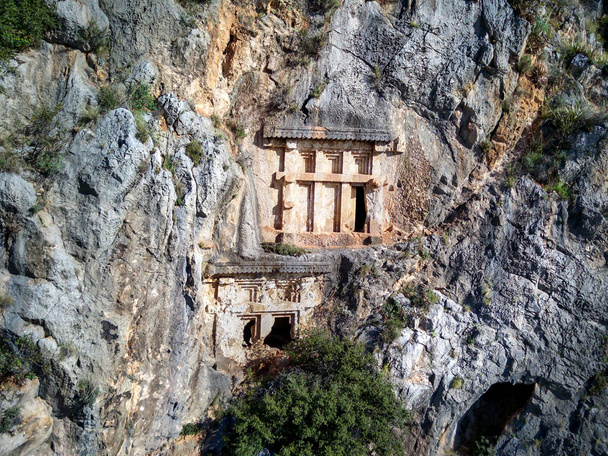 Υψηλού γωνιακού κηφήνα εναέρια άποψη αρχαίων ελληνικών πετρωμάτων τάφων λαξευμένων σε απόκρημνες πλαγιές στα Μύρα (Demre, Τουρκία)) - Φωτογραφία, εικόνα