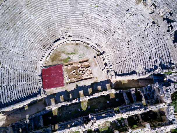 Υψηλού γωνιακού drone εναέρια άποψη του αρχαίου ελληνικού βράχου κόβεται lykian αυτοκρατορία αμφιθέατρο και τάφοι στη Μύρα (Demre, Τουρκία) - Φωτογραφία, εικόνα