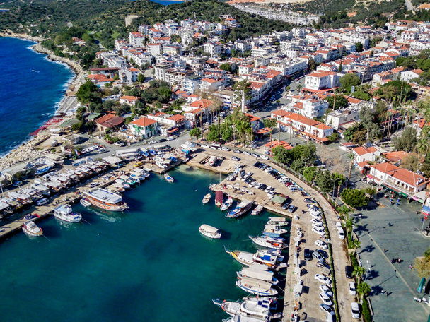 La vue du haut depuis le drone des stations de Kas et de la ville avec un incroyable lagon bleu et clair et des yachts dans la province de Mugla en Turquie - Photo, image