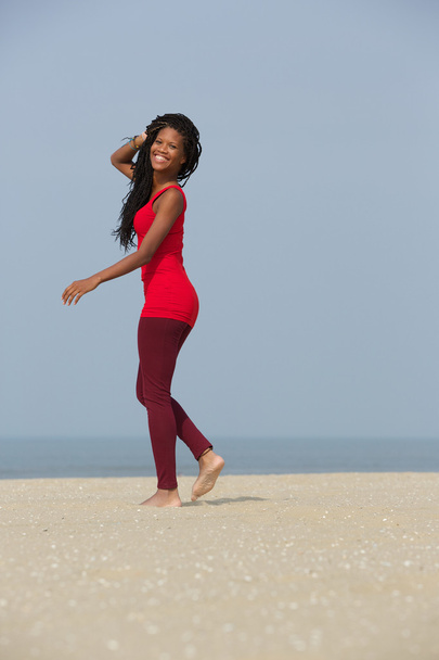 Afrikanerin geht am Strand spazieren - Foto, Bild