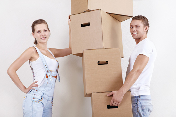 Jovem casal atraente com caixas de papelão
 - Foto, Imagem