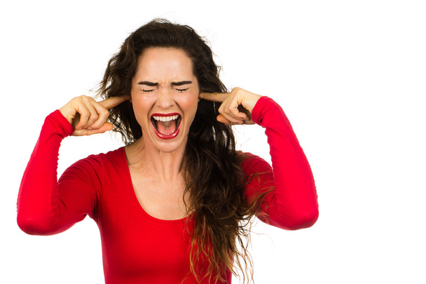 Mujer frustrada cubriéndose los oídos
 - Foto, imagen
