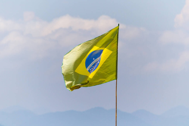 bandera brasileña descolorida al aire libre en una playa de río de janeiro en Brasil. - Foto, Imagen