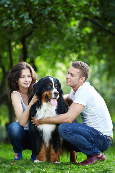 láska pár se psem v parku - Fotografie, Obrázek