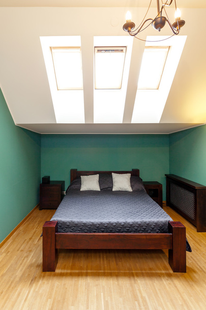 vertikale Ansicht eines gestalteten Schlafzimmers - Foto, Bild