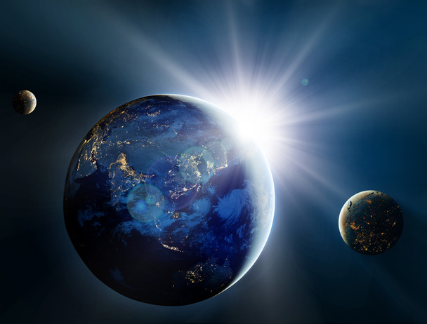 Salida del sol sobre el planeta y satélites en el espacio
 - Foto, imagen