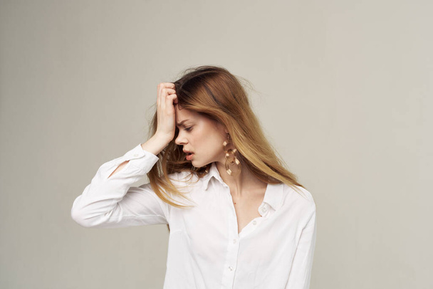 Attraktive Frau schönes Haar Glamour weißes Hemd Mode Student Licht Hintergrund - Foto, Bild