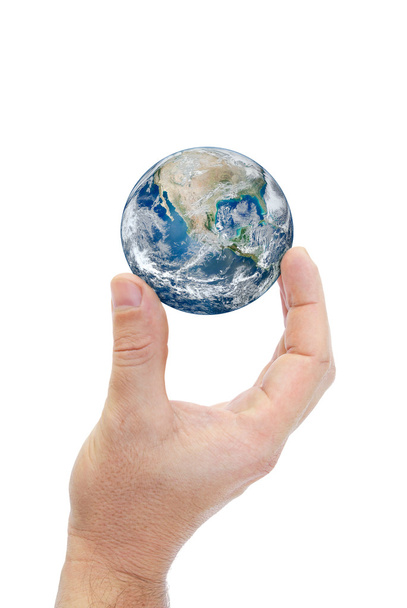 Mão segurando planeta Terra isolado no fundo branco
 - Foto, Imagem