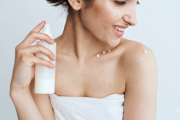 Pretty brunette naked shoulders skin care lotion - Foto, Bild