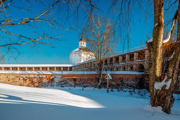 Näkymä Kirillo-Belozerskin luostarin ja Vologodskaja-tornin sisäseinään pakkasena aurinkoisena talvipäivänä, Kirillov, Vologdan alue, Venäjä - Valokuva, kuva