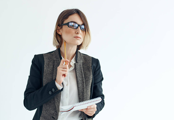 Женщина и пиджак очки на лицо прическа модели обрезанный вид - Фото, изображение