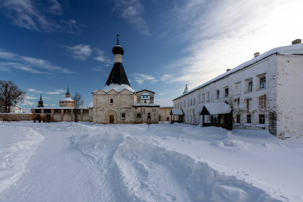 Vista de la Iglesia de Eufemia y la Escuela Teológica en el territorio del Monasterio Kirillo-Belozersky en un día soleado de invierno helado, Kirillov, región de Vologda, Rusia - Foto, imagen
